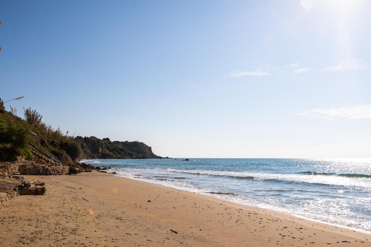 Ágios Matthaíos Beachfront Villa Meliti מראה חיצוני תמונה